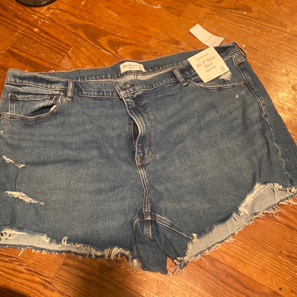 NWT Abercrombie & Fitch High Rise Mom Jean Shorts